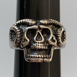 Men’s GOSTEEL ring with skull and rams horns. Size 11.5-11.75